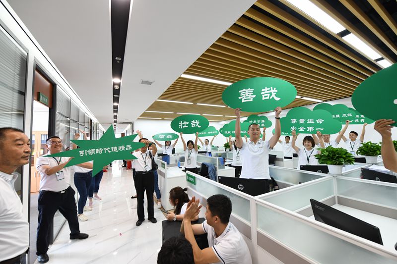 第十二工程公司唱跳、手舉寫(xiě)有企業(yè)文化標(biāo)語(yǔ)的KT板_副本